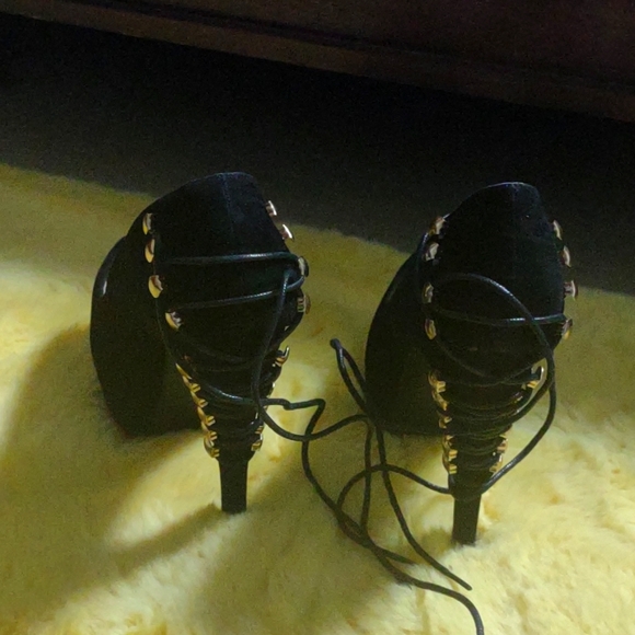 6 in high heels - Picture 2 of 3